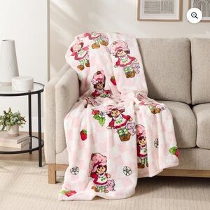 NWT Strawberry Shortcake Pink Throw Blanket